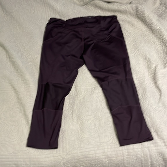 Nike Capri Leggings - Picture 2 of 4